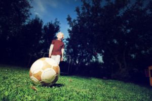 Ein Junge spielt Fußball.