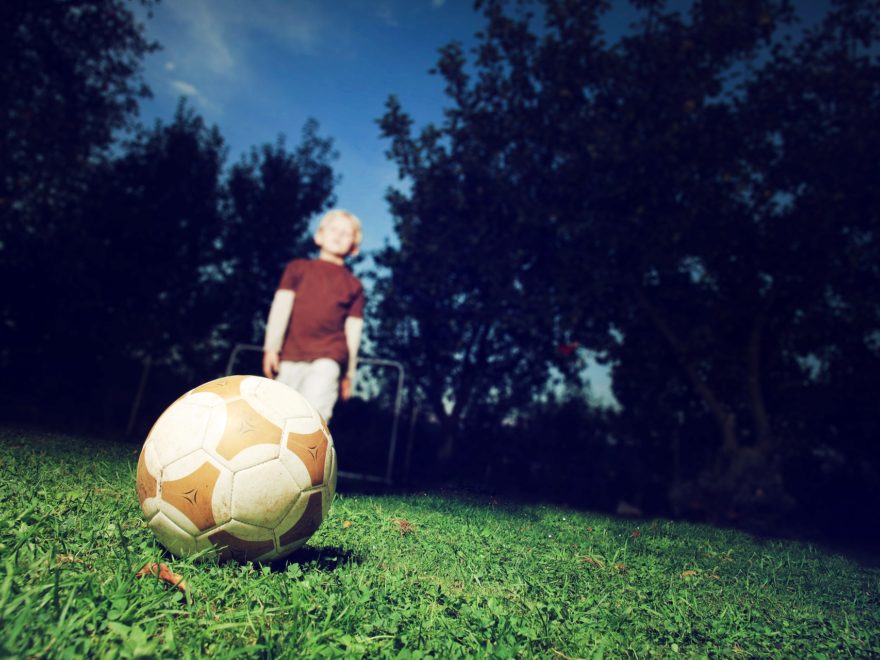 Ein Junge spielt Fußball.